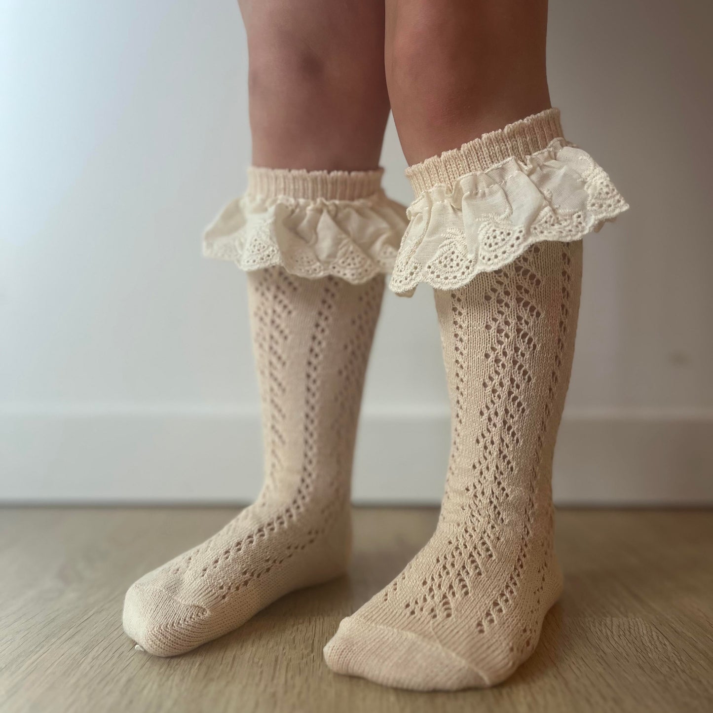 Grace, the high socks with lace ruffle